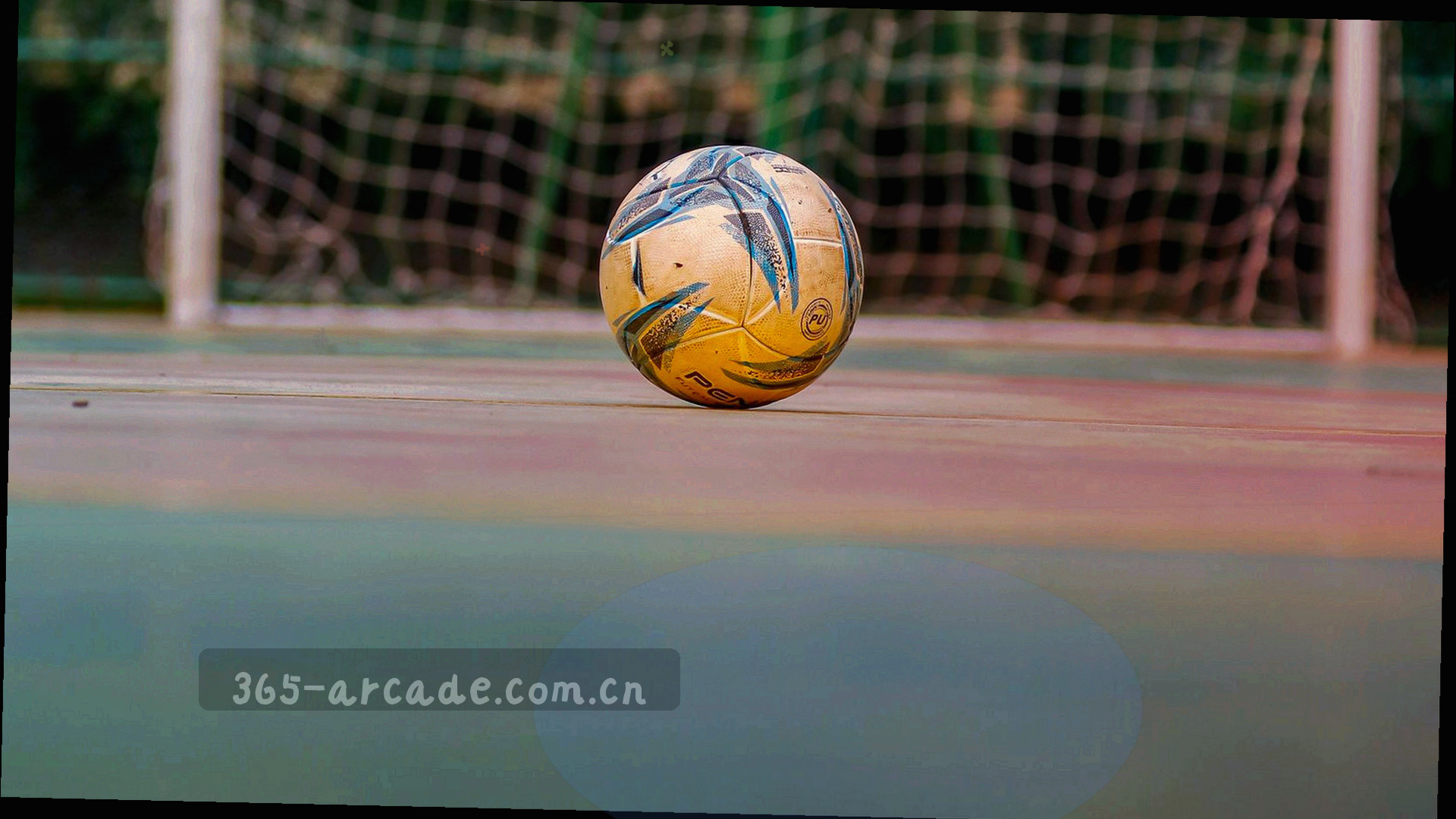 夜晚电玩城街机大厅的仰拍全景，霓虹灯牌与屏幕光晕交叠